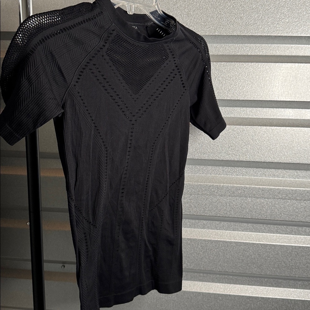 Athleta Top Laser Cut Perforated Sweat Wicking Stretch Sweat Wicking, XS